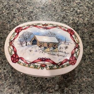 HERITAGE HOUSE Vintage 1991 Christmas Porcelain Music Box